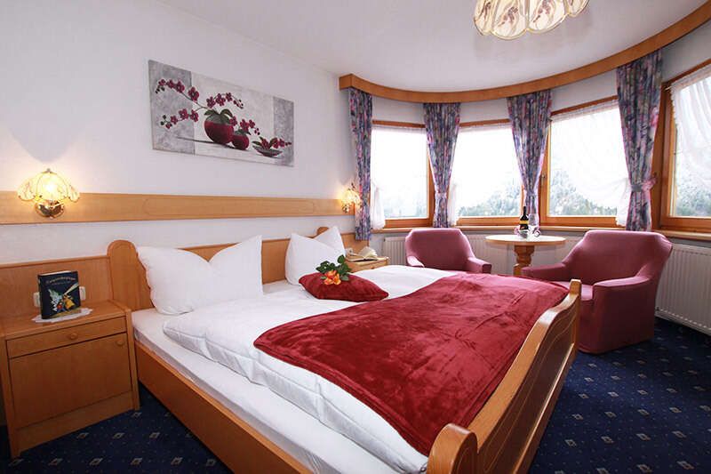 Doppelzimmer mit Sitzgelegenheit im La Fontana in Kappl