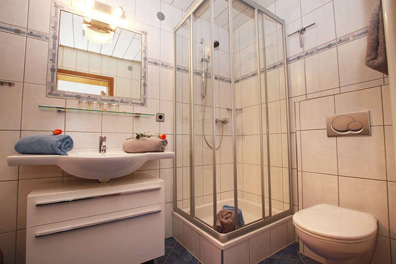 Badezimmer mit Dusche im Appartement 2 im Apart Miramonte