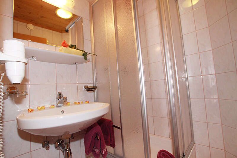 Badezimmer mit Dusche im Appartement 1 im La Fontana
