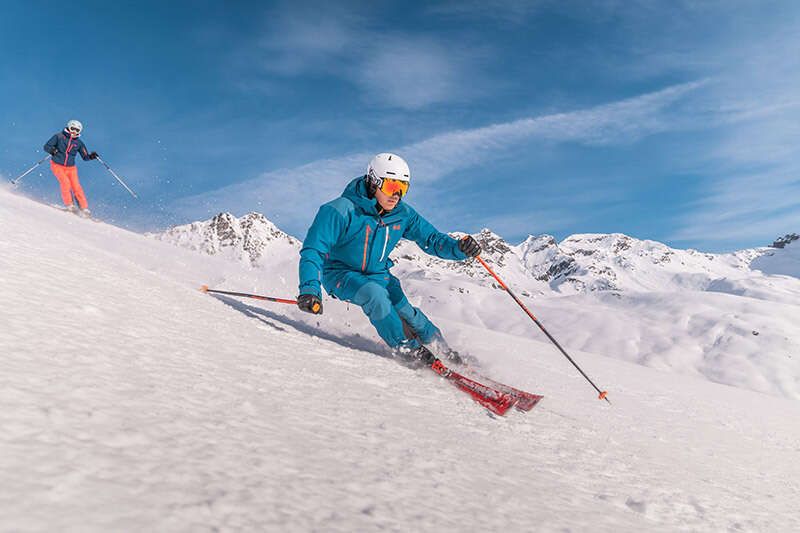 Skifahrer im Skigebiet Kappl