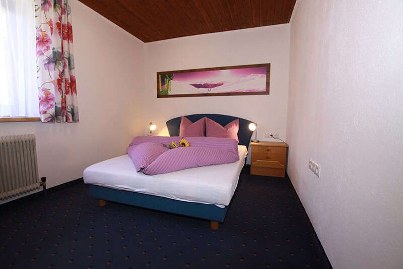 Doppelbettzimmer im Appartement 3 im Apart Miramonte in Tirol