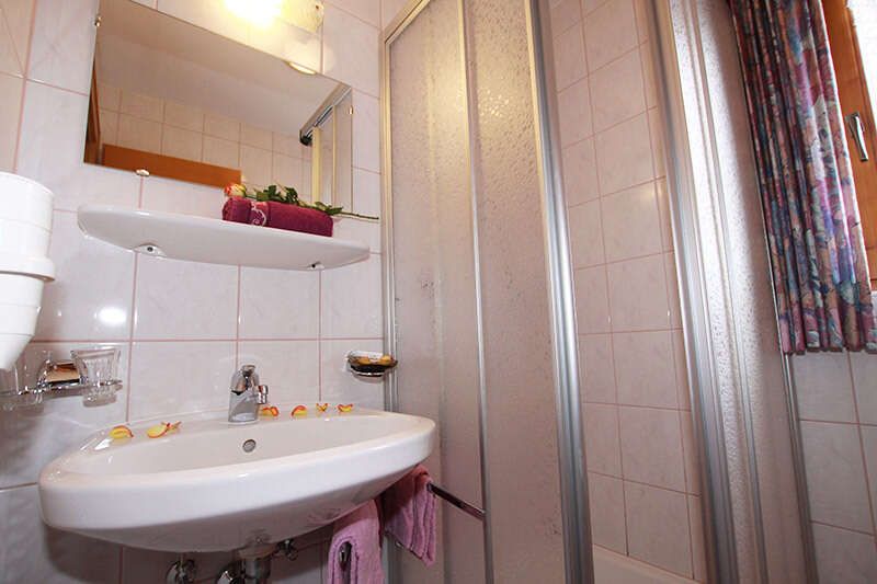 Bathroom with shower in the double room in Kappl