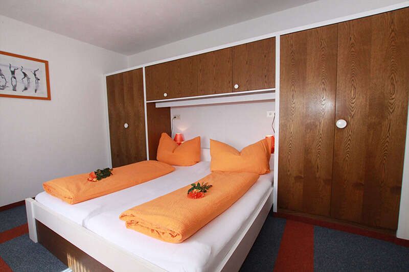 Schlafzimmer im Appartement 2 im Apart Miramonte in Tirol