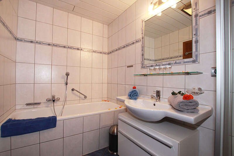Badezimmer mit Wanne im Appartement 2 im Apart Miramonte