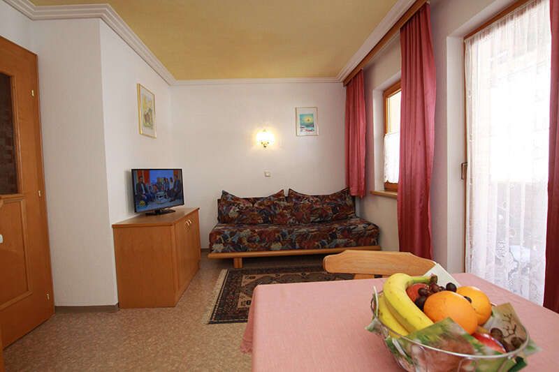 Wohn-Essbereich mit Sitzecke im Appartement 3 im La Fontana
