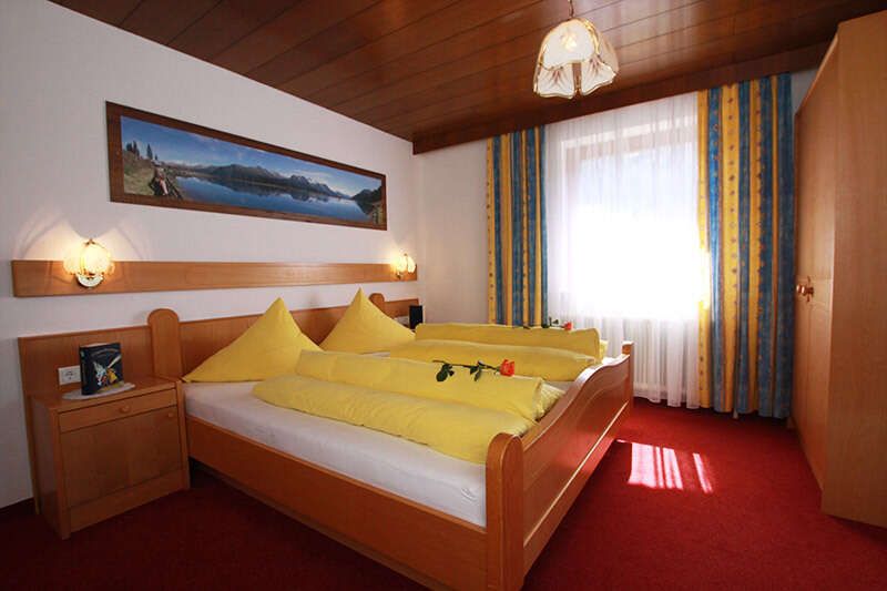 Schlafzimmer im Appartement 3 im Apart Miramonte in Kappl