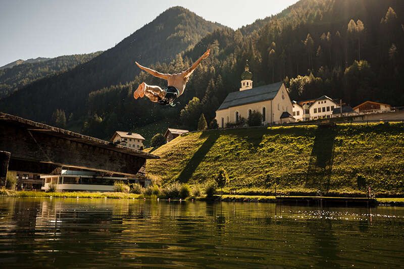 Sprung ins Kühle Nass in den Badesee