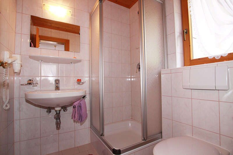 Badezimmer mit WC im La Fontana in Tirol