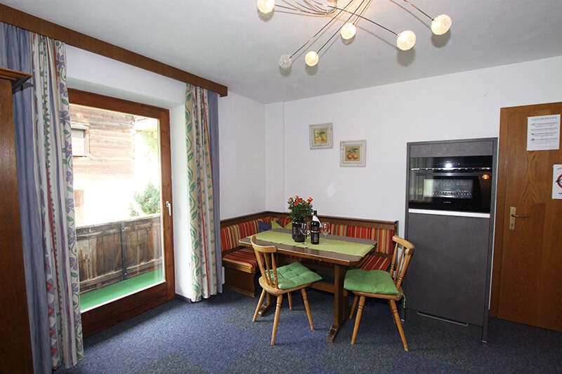 Wohnzimmer mit Küche im Appartement 1 im Apart Miramonte