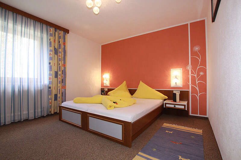 Schlafzimmer im Appartement 1 im Apart Miramonte in Kappl